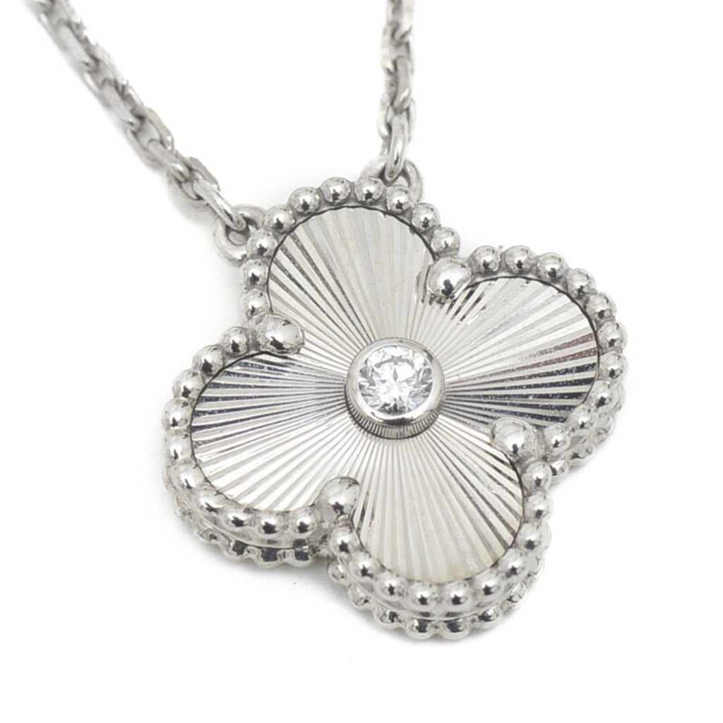Sliver  Clover Stainless Steel Necklace – A Statement of Elegance
